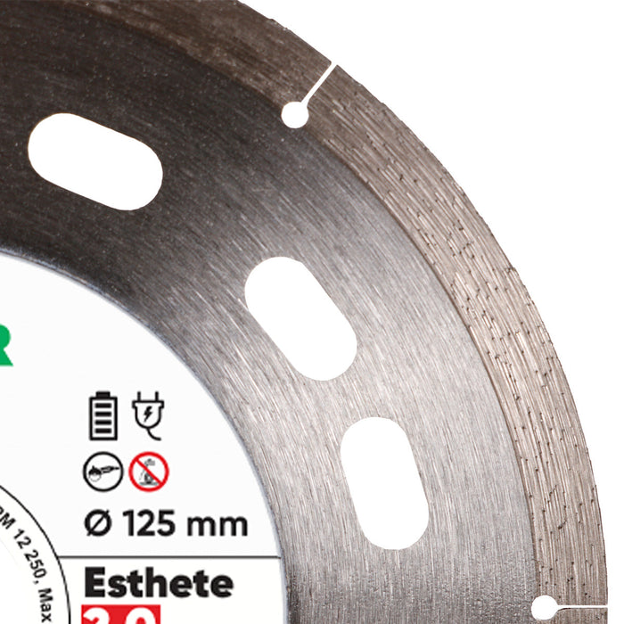 Close-up of Esthete 2.0 blade with see-through core and laser slots